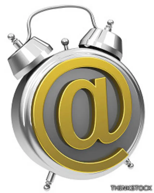 Reloj despertador con símbolo de arroba adentro