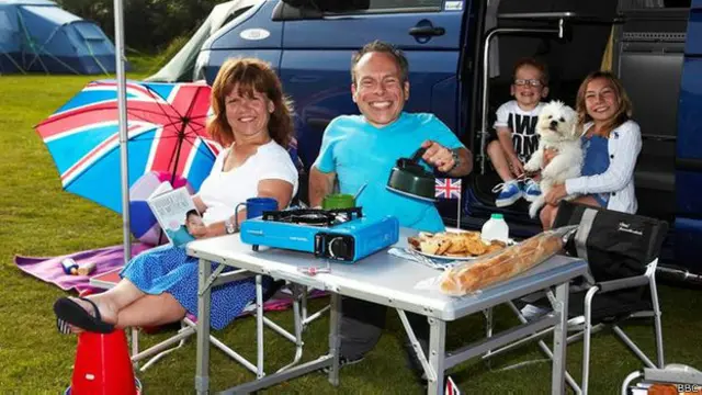 Актор Ворвік Девіс, який дав інтерв’ю для передачі, вирішив мати дітей