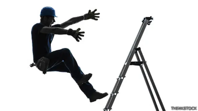 Persona que cae de una escalera