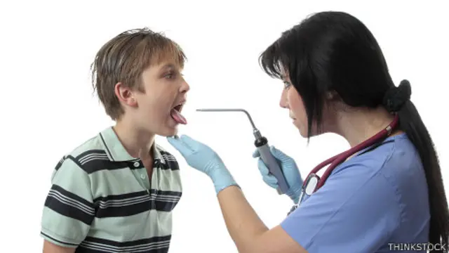 Doctora examinando la garganta de un niño