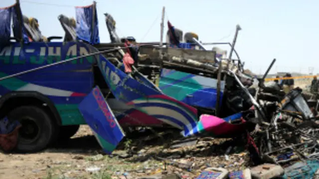 پاکستان ایئرفورس کا طیارہ بلدیہ ٹاؤن کےعلاقے میں بس ٹرمنل پرگرنے سے دو بسیں مکمل طور پر تباہ ہو گئیں 