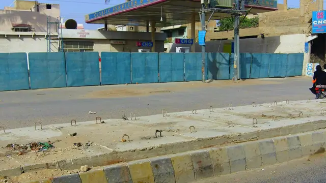  کراچی میں سی این جی کے اکثر سٹیشنوں اور پیٹرول پمپوں نے بھی کاروبار معطل کر دیا ہے۔