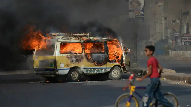 گرفتاری کی اطلاع ملتے ہی کراچی میں گھیراؤ جلاؤ کا سلسلہ شروع ہوا جس سے عوام کو شدید مشکلات کا سامنا کرنا پڑا۔