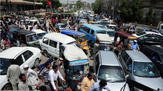 کراچی میں ہمارے نامہ نگار کے مطابق غیر یقینی صورتِ حال کے سبب لوگوں نے گھر کا رخ کیا، جس کی وجہ سے سڑکوں پر ٹریفک بری طرح متاثر ہوئی۔ 