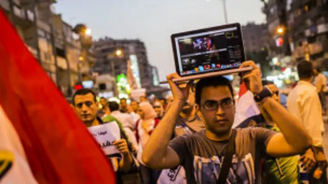 لعبت مواقع التواصل دورا كبيرا في احتجاجات 2011.