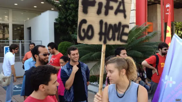 Manifestantes em Goiânia (foto: BBC)