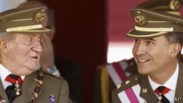 Juan Carlos I e o príncipe Felipe (AP)