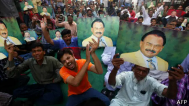 ایم کیو ایم کے کارکنوں نےگذشتہ ماہ الطاف حسین کو شناختی کارڈ جاری نہ کیے جانے پر کراچی میں احتجاج کیا تھا