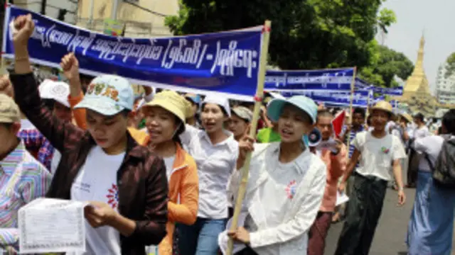 အလုပ်သမားနေ့တွင် ဆန္ဒပြနေကြစဉ်