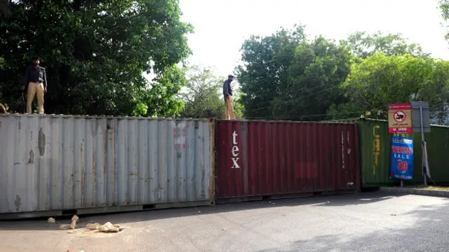 کراچی میں پولیس نے کنٹینزر کے ذریعے برطانوی قونصل خانے کو جانے والے سڑک کو بلاک کر دیا ہے