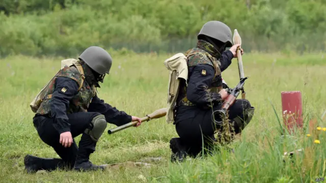 ملک کے مشرقی علاقے میں علیحدگی پسند سرگرم ہیں جن کے بارے میں کہا جاتا ہے کہ انھیں روس کی پشت پناہی حصل ہے جبکہ روس اس کی تردید کرتا ہے