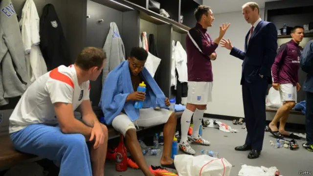 Принц Уильям в раздевалке футболистов