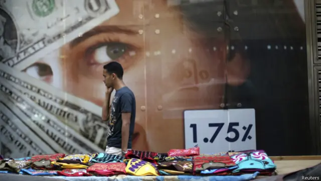 Египтянин на фоне платков, денег и проч.