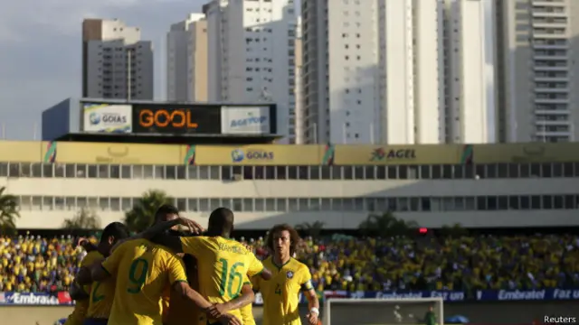 Jogadores comemoram gol do Brasil no amistoso contra o Panamá