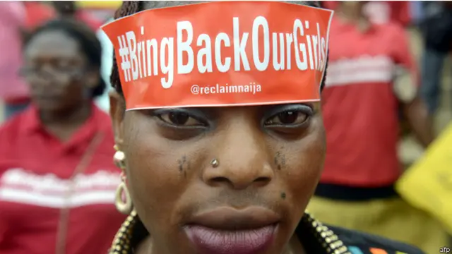 متظاهرة في لاغوس تطالب باعادة التلميذات الـ 200 اللواتي اختطفتهن حركة بوكو حرام