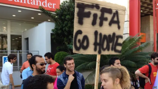 گذشتہ سال کنفیڈریشن کپ کے انعقاد سے لے کر اب تک برازیل میں فٹبال ورلڈ کپ پر کیے جانے والے اخراجات کے خلاف مظاہرے ہو رہے ہیں