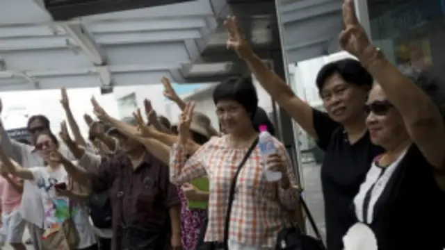 စစ်တပ် အာဏာသိမ်းတာကို ဆန့်ကျင်တဲ့ သူတွေကတော့ လက်သုံးခေျာင်း ထောင်ပြတဲ့ လှုပ်ရှားမှုကို ဆက်လုပ် သွားမယ်လို့ ဆို