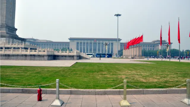 ساحة تيان ان مين كما تبدو اليوم (الصورة تبين قاعة الشعب الكبرى)