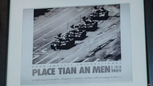 一名男子孤身一人、奮不顧身地阻擋坦克的畫面永遠地印在了人們的腦