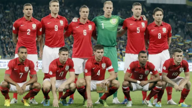 James Milner (duduk sebelah kiri) bersama timnas Inggris saat ajang pra piala dunia (2013).