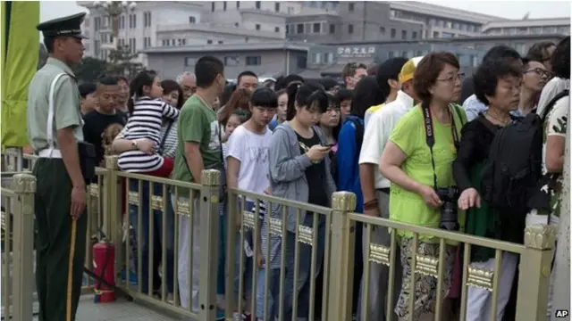 Khách tham quan Trung Quốc vẫn xếp hàng vào quảng trường mà không để ý có gì bất thường