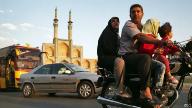 أدت العقوبات الأمريكية على إيران إلى وقف العديد من برامج التعلم عبر الإنترنت في إيران.