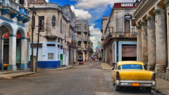 لا تزال كوبا تتعرض لعقوبات أمريكية تشمل حظر دورات تعليمية عبر الإنترنت.