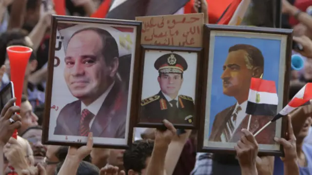 نزل كثير من المصريين إلى الميادين احتفالا بإعلان النتائج.