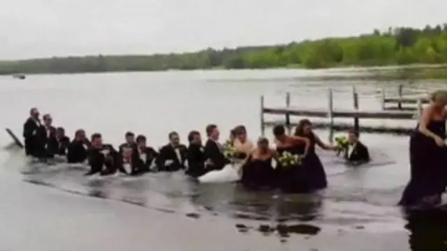 noivos caem na água | AP