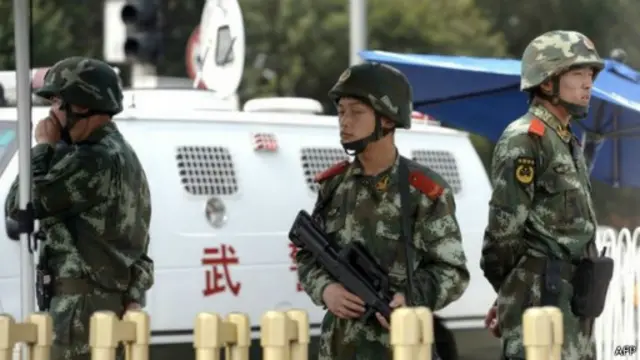 قوات مسلحة في ساحة تيانانمين في بكين في الذكرى الخامسة والعشرين للأحداث الدامية التي شهدتها المنطقة