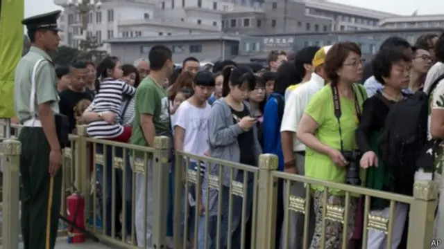 توافد السياح الصينيون على ساحة تيانانمين كالعادة، ولم يعتبروا التواجد الأمني أمرا جديدا