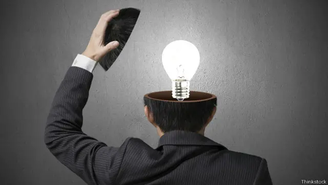 Hombre con un bombillo por cerebro