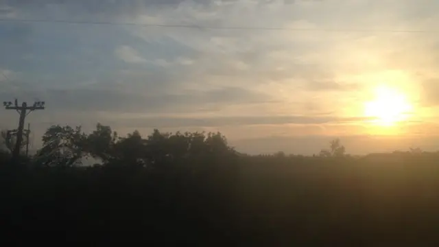 平静的田园风光，掩盖着邻近冲突热点的枪炮声。