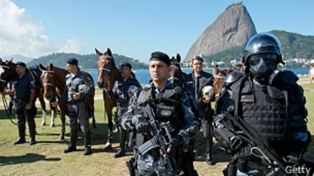 Presentación de las fuerzas de seguridad para el Mundial en la playa de Flamengo