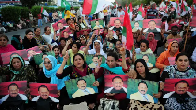 کراچی کی نمائش چورنگی پر منگل کی شام سے شروع ہونے والے دھرنے میں ہزاروں کارکن رات گئے تک موجود رہے۔