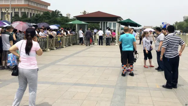 Turis di Lapangan Tiananmen