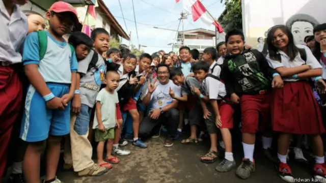 Wali Kota Bandung, Ridwan Kamil, mempraktekkan konsep menjemput bola dengan mendatangi warganya.