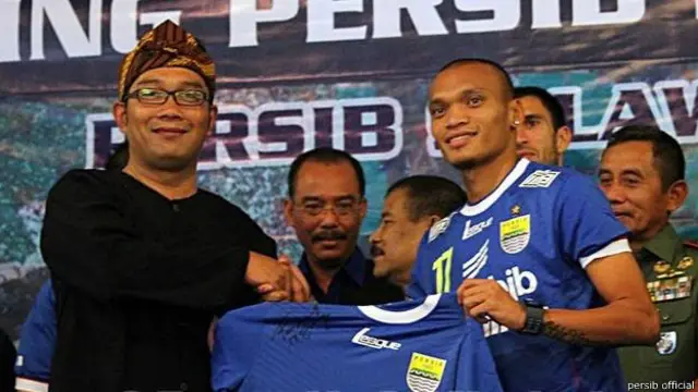 Ridwan Kamil dalam sbeuah acara bersama pemain dan pengurus klub Persib Bandung.