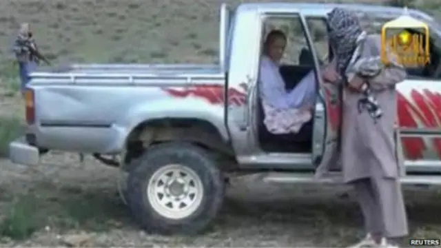 بو برګډال په یوه ټاټسن کې ناست دی چې امریکایانو ته د سپارل کېدو شېبې شماري