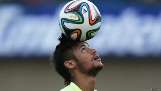 Neymar com a bola na cabeça | Reuters 