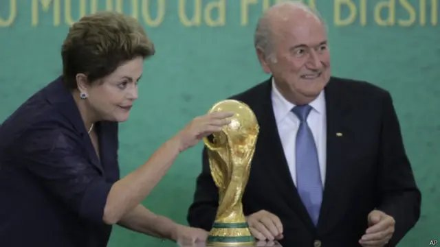 A presidente Dilma Rousseff apresenta a taça aos brasileiros ao lado do presidente da Fifa, Sepp Blatter