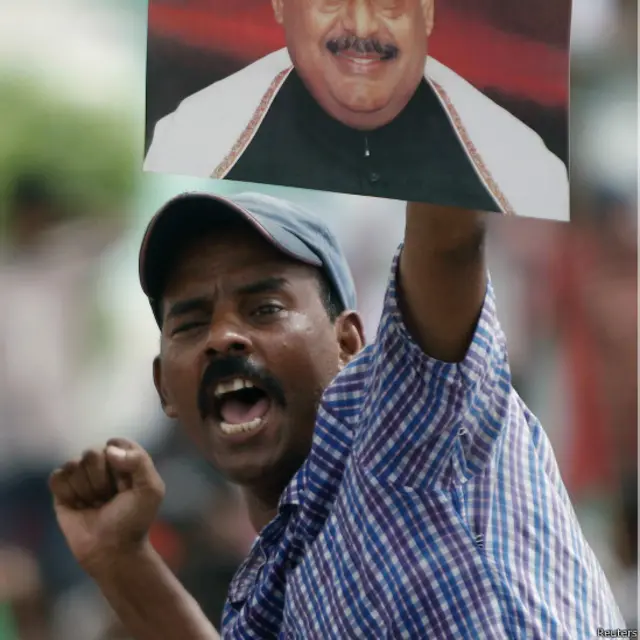 سخت گرمی کے باوجود کارکن اپنے سربراہ سے اظہار یک جہتی کے لیے موجود رہے۔