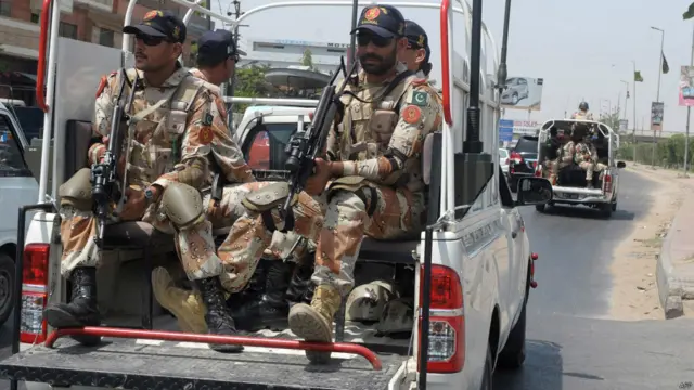 کراچی کی سڑکوں پر ٹریفک بری طرح متاثر ہوئی ہے اور پبلک ٹرانسپورٹ غائب ہونے کی وجہ سے عوام کو شدید مشکلات کا سامنا کرنا پڑا ہے۔ شہر میں رینجرز کی گاڑیاں بھی گشت کرتی رہیں۔