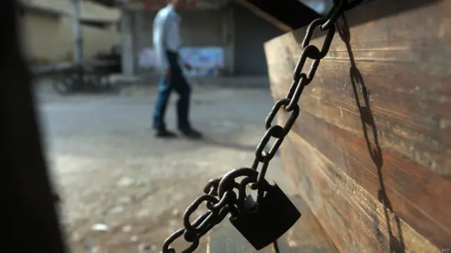 ایم کیو ایم کے سربراہ الطاف حسین کی منگل کے روز لندن میں گرفتاری کے بعد بدھ کو بھی کراچی کی شاہراہیں ویرانی کا منظر پیش کرتی رہیں۔