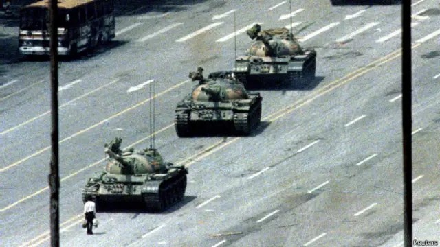 Человек перед танками