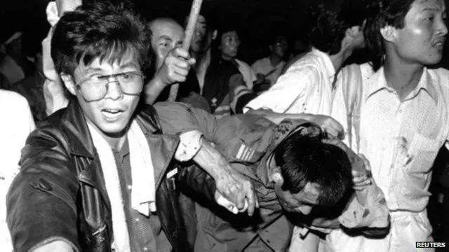 Студенты на площади