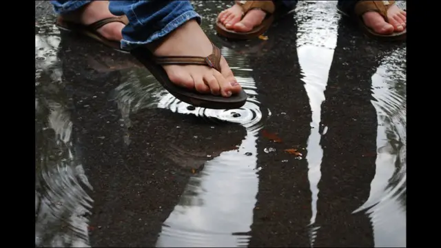 Pie encima de un charco