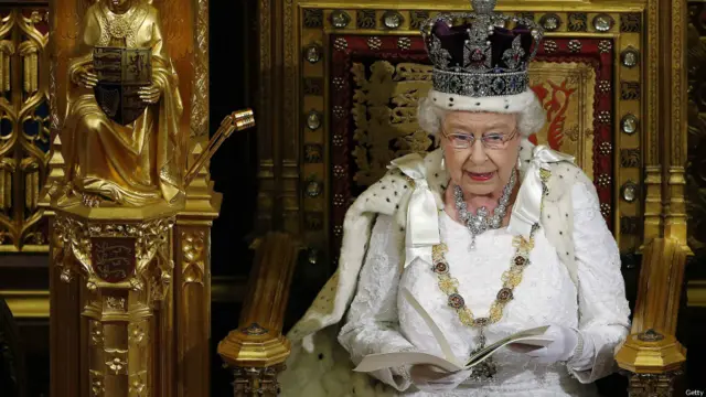 हाउस ऑफ़ लॉर्ड्स में भाषण देती महारानी एलिज़ाबेथ द्वितीय