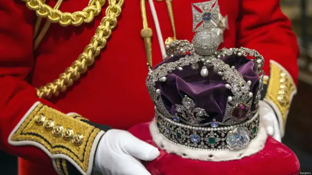 ब्रिटेन की महारानी एलिज़ाबेथ द्वितीय का मुकुट