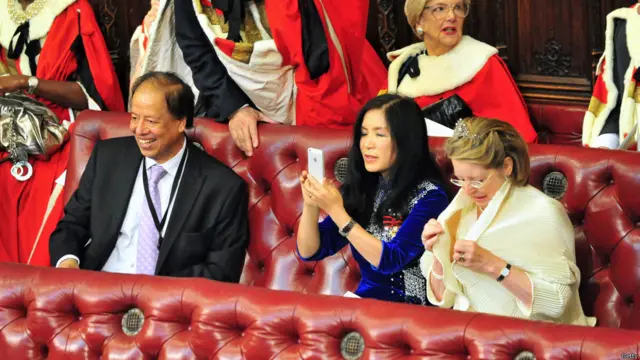 हाउस ऑफ लॉर्ड्स में सामंत और अतिथि इंतजार करते हुए